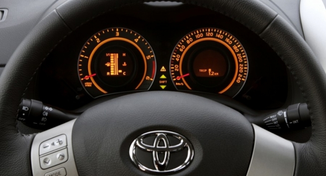 Дилеры озвучили новые цены на автомобили Toyota Camry и RAV4