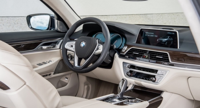 В РФ начались продажи новейшего седана BMW 7-Series