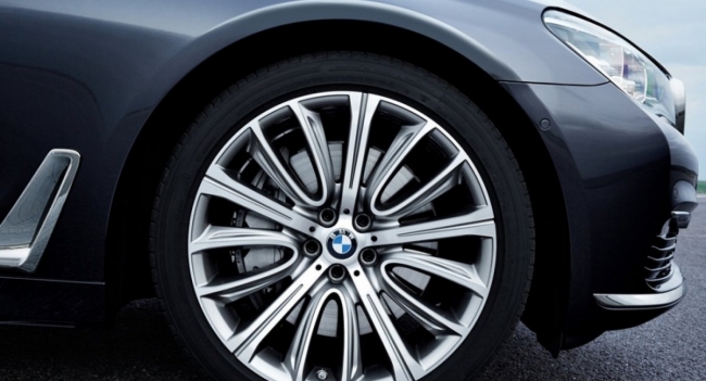 BMW показал бронированные версии моделей 7-Series и i7