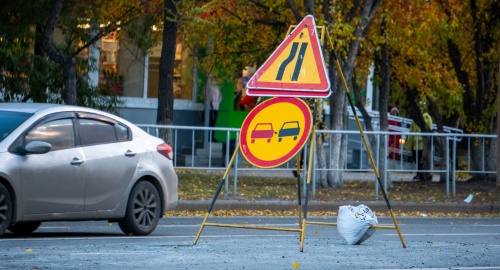 Обгон запрещен на желтом фоне