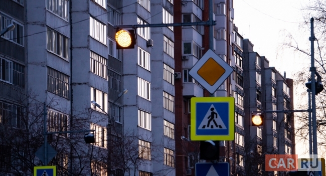 светофор, пешеходный переход, знак, главная дорога