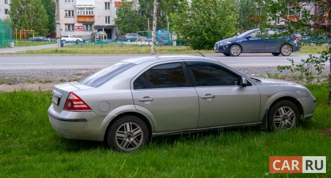 парковка на газоне, газон, машина