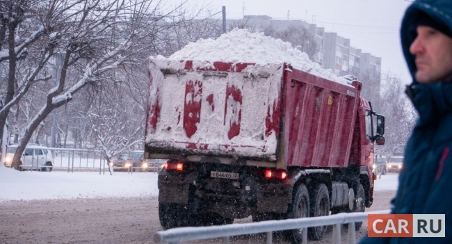 грузовик вывозит снег, уборка снега