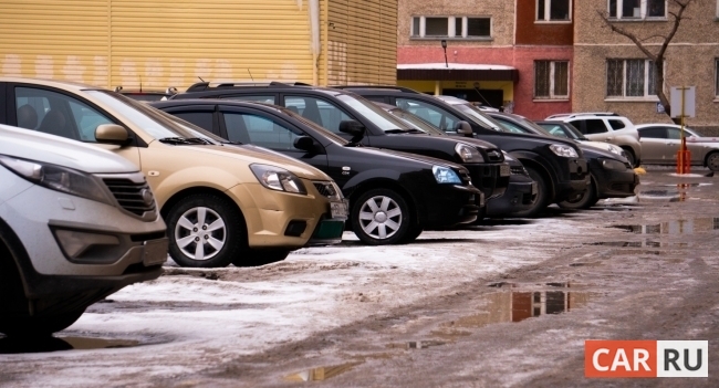 двор, машины, припаркованы, ряд, снег тает, грязь, весна