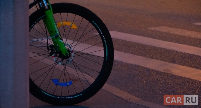 колесо велосипеда, пешеходный переход