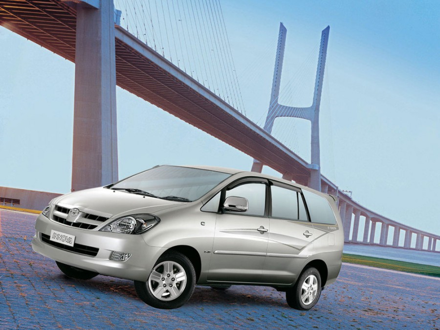Toyota Innova минивэн, 2004–2008, 1 поколение, 2.0 MT (136 л.с.), характеристики