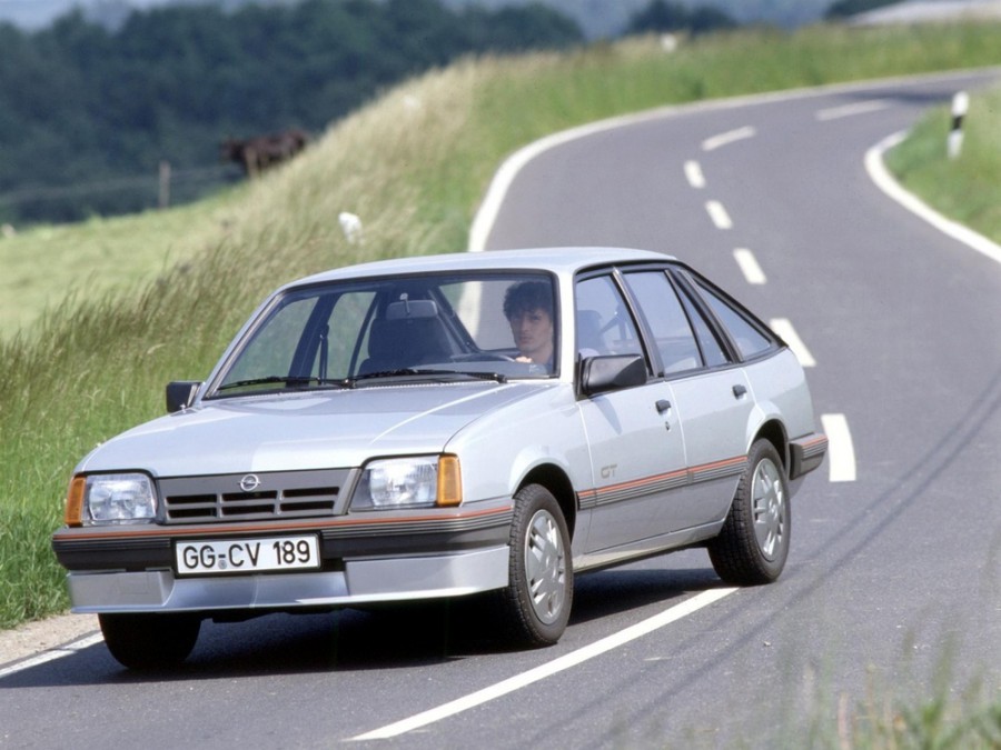 Opel Ascona хетчбэк, 3 поколение [рестайлинг] - отзывы, фото и характеристики на Car.ru