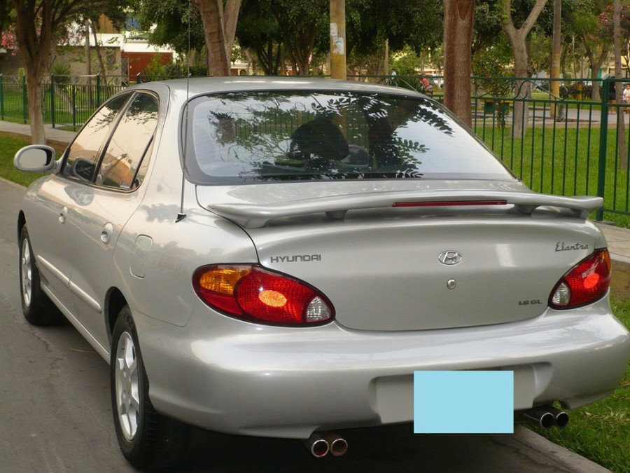 Hyundai Elantra седан, 1998–2000, J2 [рестайлинг], 1.6 MT (114 л.с.), характеристики
