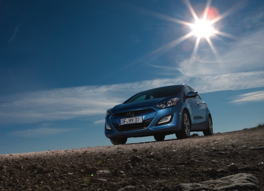 1.6 mt. Hyundai i30 (GD). Фон для рабочего стола Hyundai i30. Фон горы с машиной Хендай ай 30. Открытки Хендай.