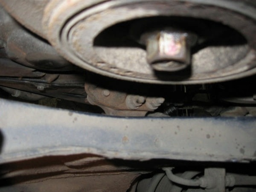 нижние гайки крепления опоры двигателя Toyota Corolla e110