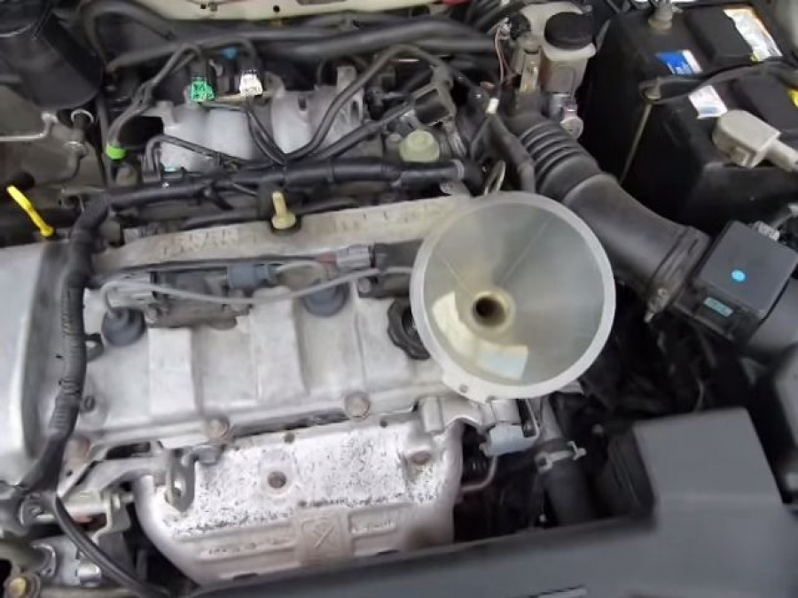 Mazda demio масло. Мазда фамилия масло в двигатель. Мазда Демио 2002 уровень шума двигателя. Масло вмаздудэмио. Двигатель с заливной крышкой Мазда Демио.