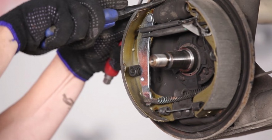 Замена и снятие задних тормозных колодок в Opel Corsa C