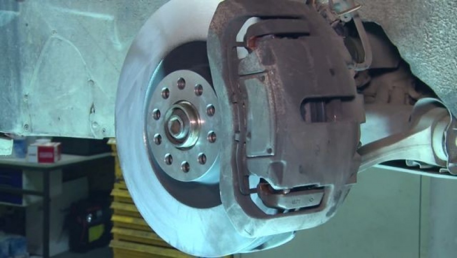 Замена передних тормозных колодок Audi A4