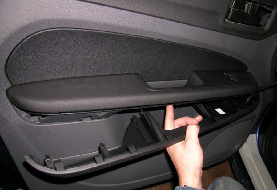 Снятие подлокотника передней двери Ford Focus 2