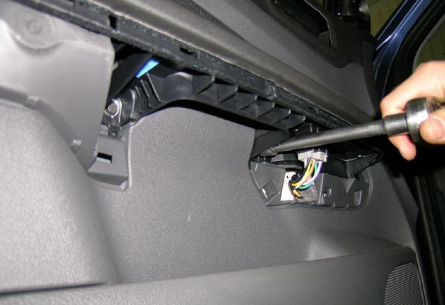 Откручивание крепления обшивки передней двери Ford Focus II